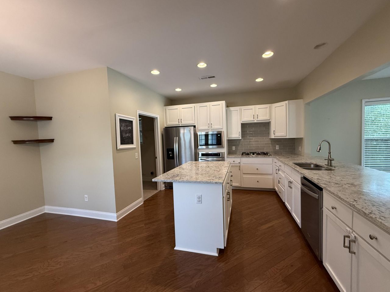 1572 Pixley Street Photo 9