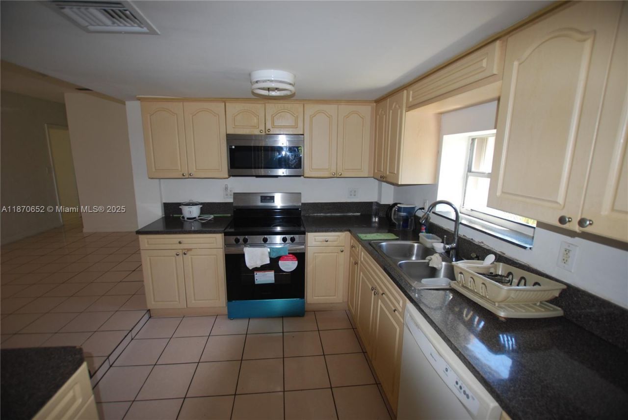1801 NE 176th St, North Miami Beach, FL 33162 Photo