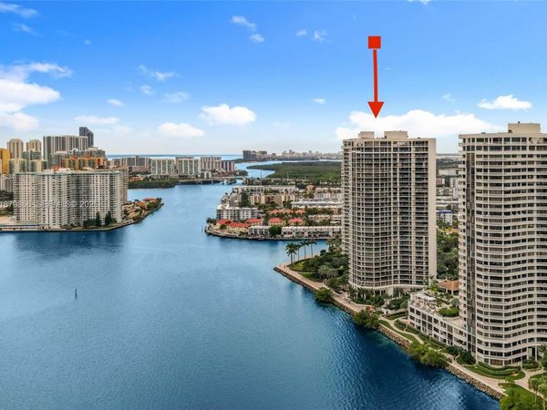 2800 ISLAND BLVD, Unit 902, Aventura, FL 33160