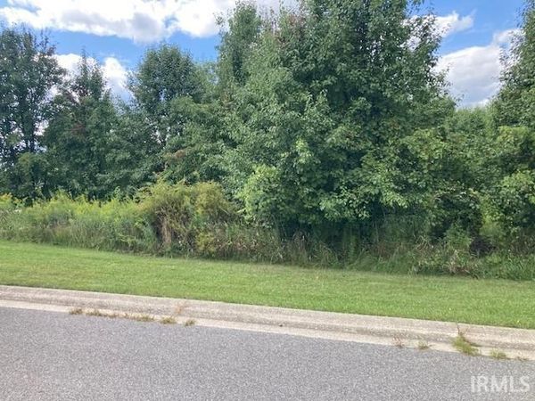 667 Gainesway Circle, Valparaiso, IN 46385