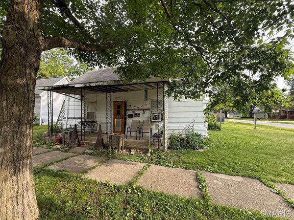 623 W 2nd Street, St Elmo, IL 62458