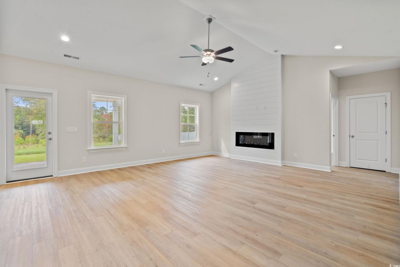 1397 Loop Circle Photo 3