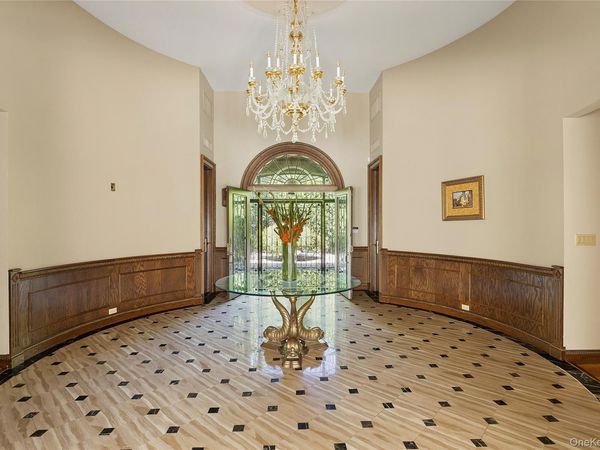 13 Chanticlare Drive, Manhasset, NY 11030