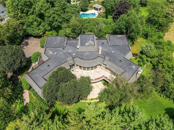 13 Chanticlare Drive, Manhasset, NY 11030