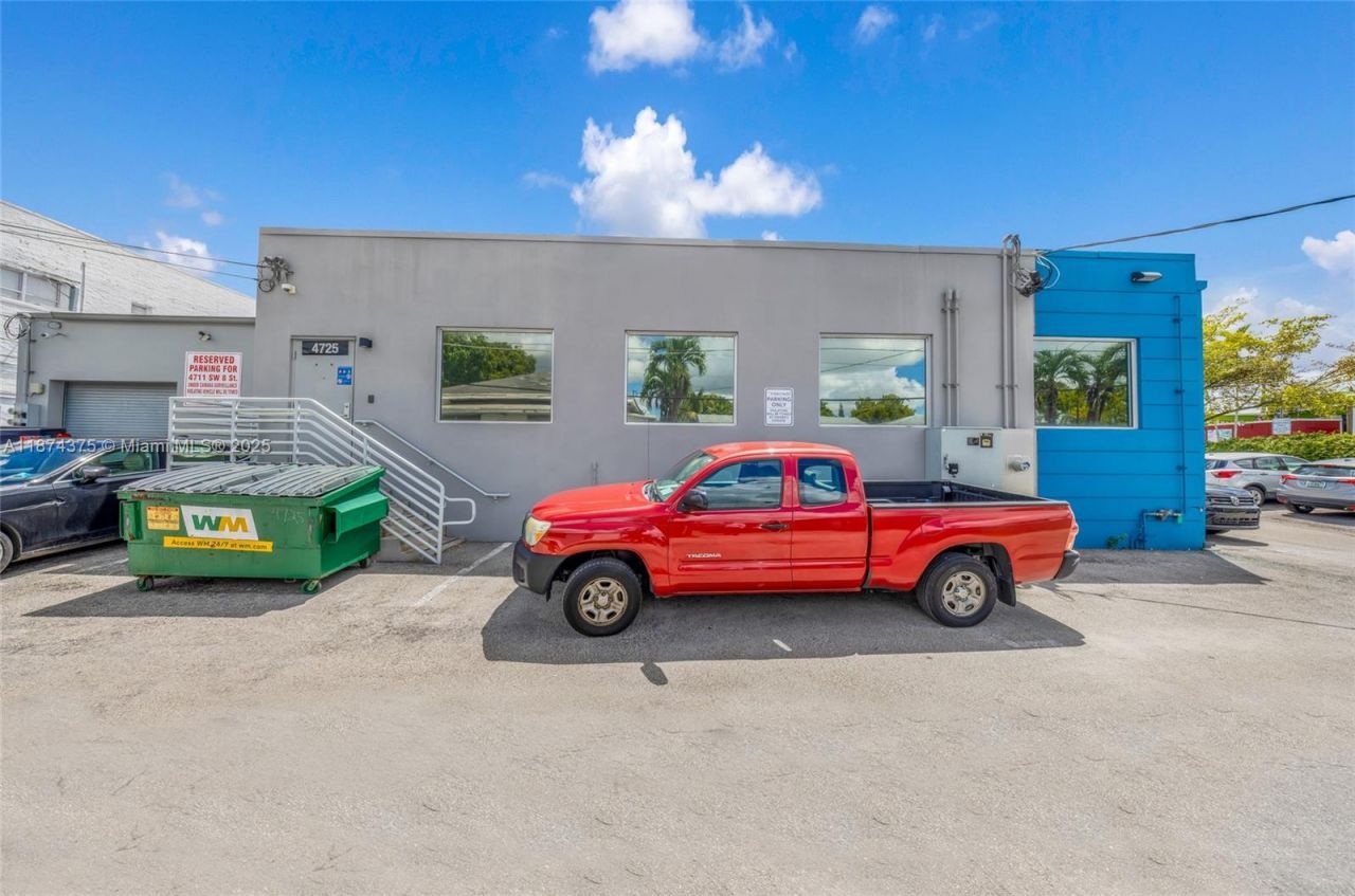 4725 SW 8th St, Miami, FL 33134 Photo