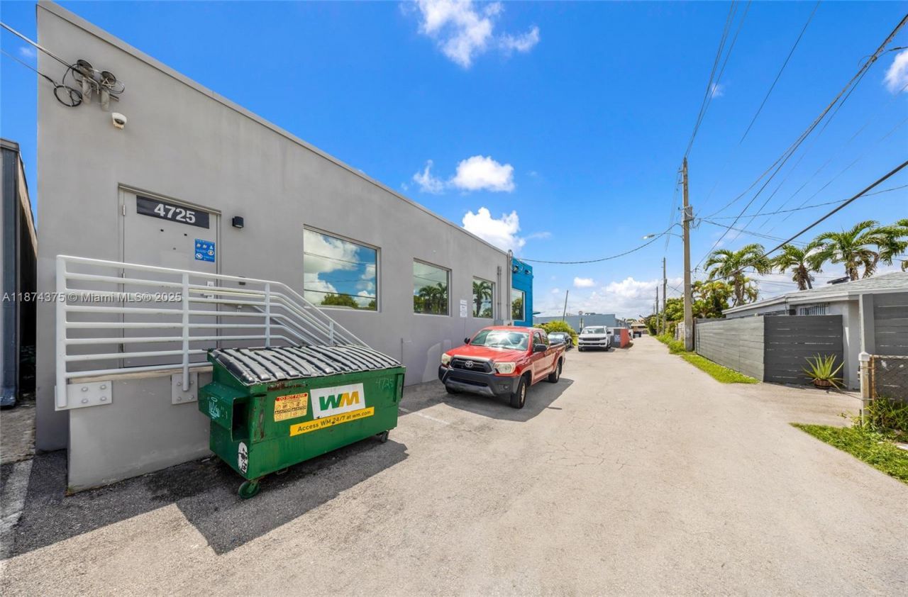 4725 SW 8th St, Miami, FL 33134 Photo