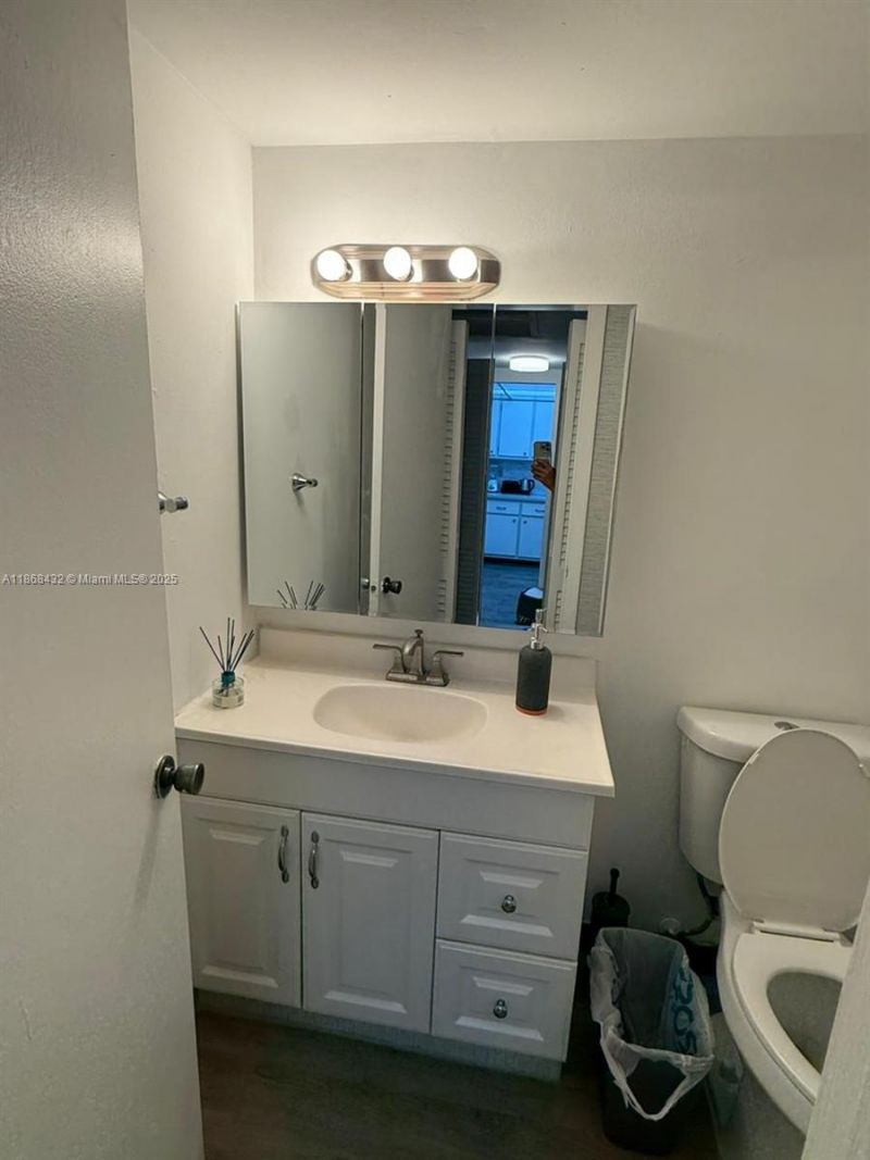 401 Golden Isles Dr, Unit 916, Hallandale Beach, FL 33009 Photo