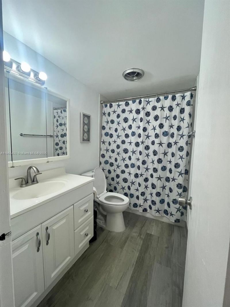 401 Golden Isles Dr, Unit 916, Hallandale Beach, FL 33009 Photo