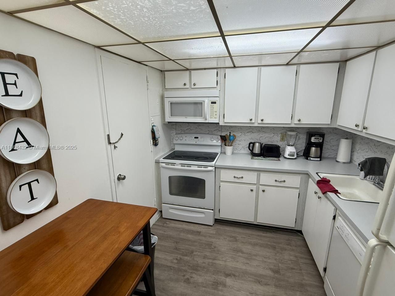 401 Golden Isles Dr, Unit 916, Hallandale Beach, FL 33009 Photo