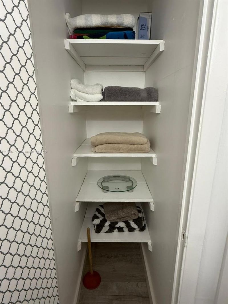 401 Golden Isles Dr, Unit 916, Hallandale Beach, FL 33009 Photo