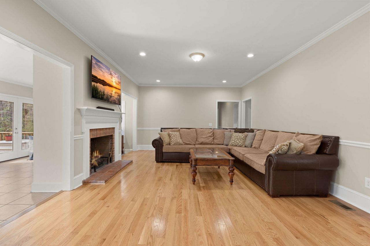 1524 Lee Boulevard Photo 8