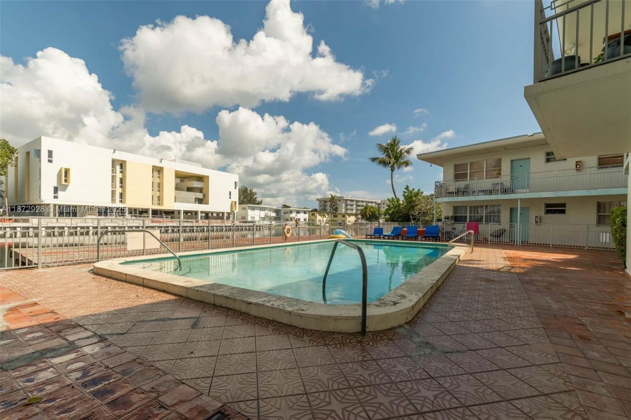 1275 Marseille Dr, Unit 35, Miami Beach, FL 33141 Photo