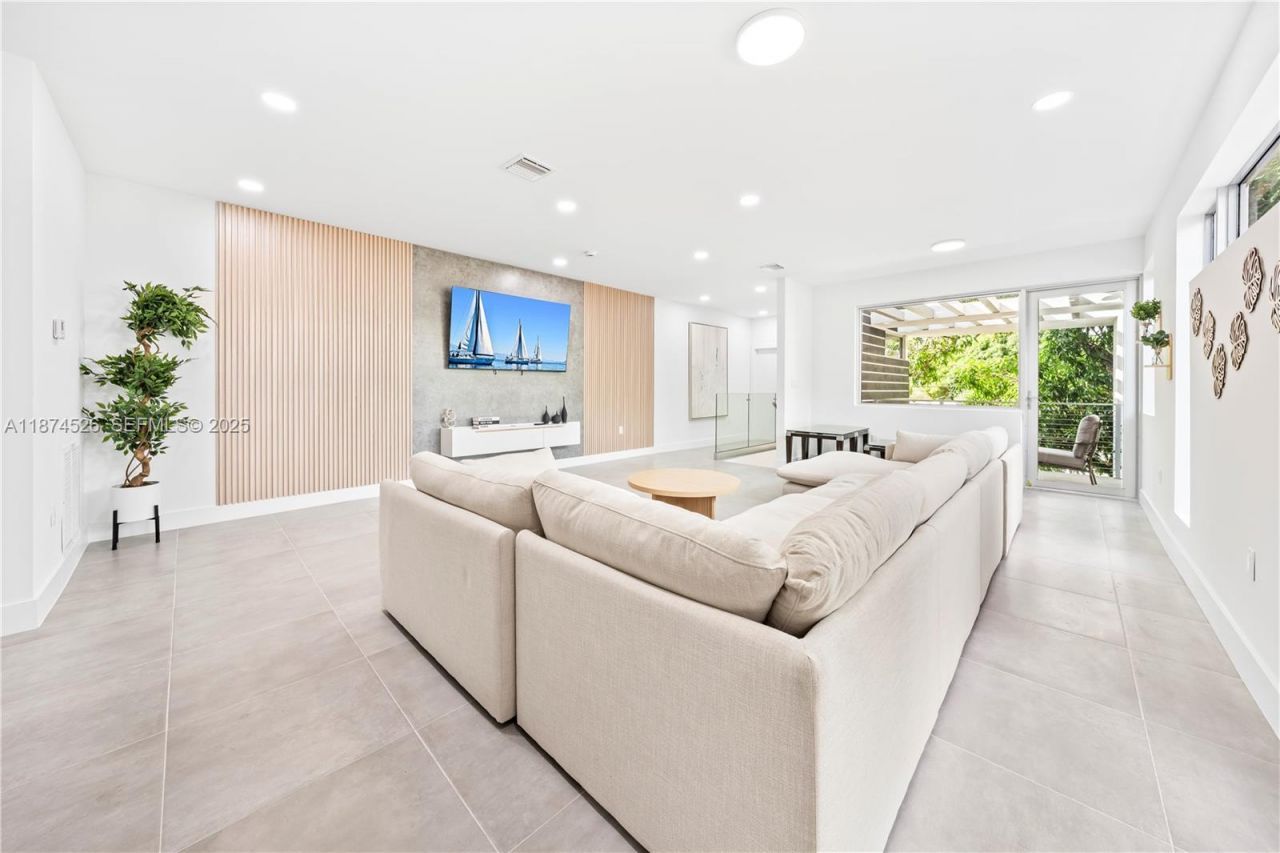 857 SW 14th Ave, Unit A, Miami, FL 33135 Photo