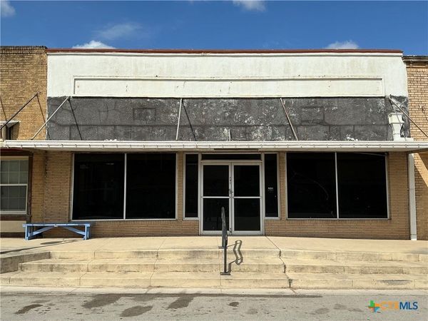 212 N Nixon Avenue , Nixon, TX 78140