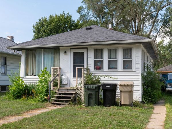 809 E Fairview Avenue, South Bend, IN 46614