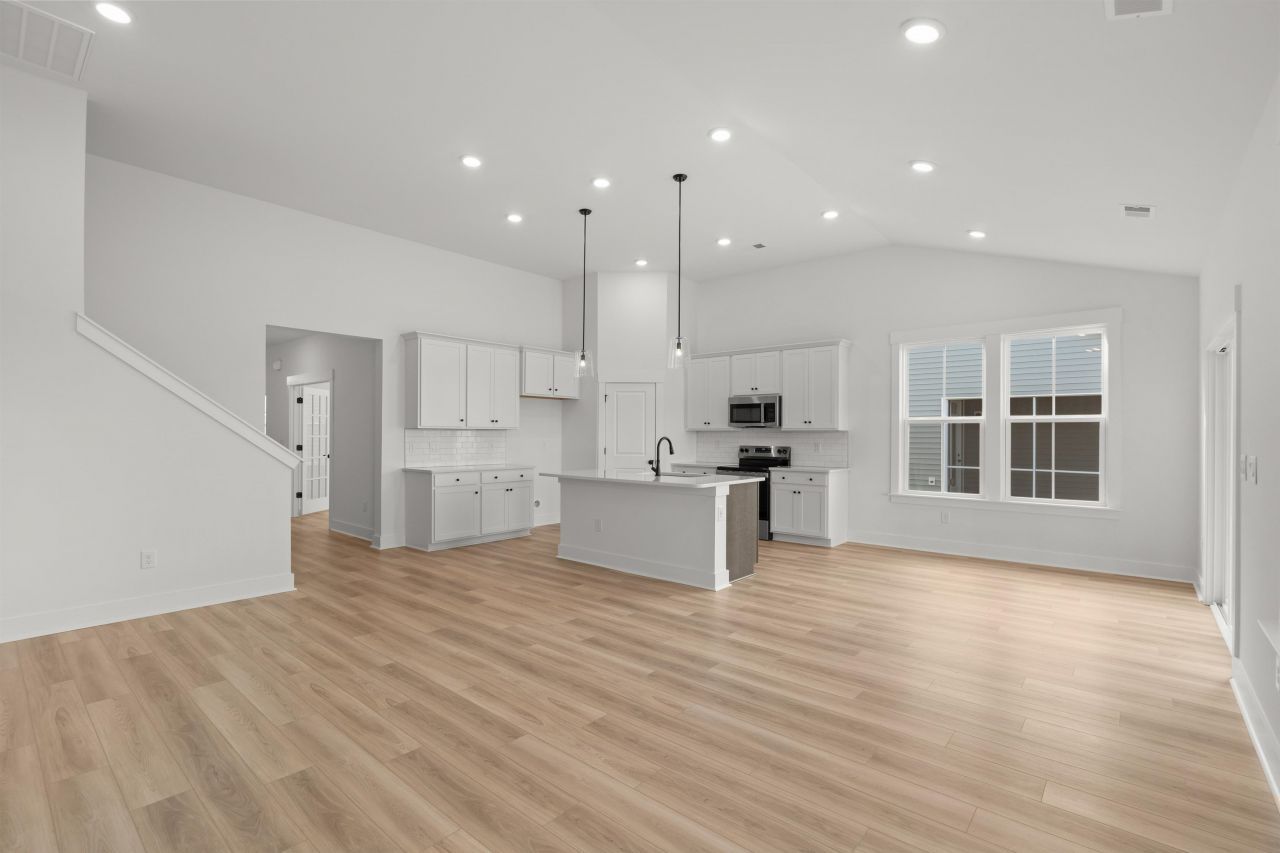 443 Joseph St Photo 10