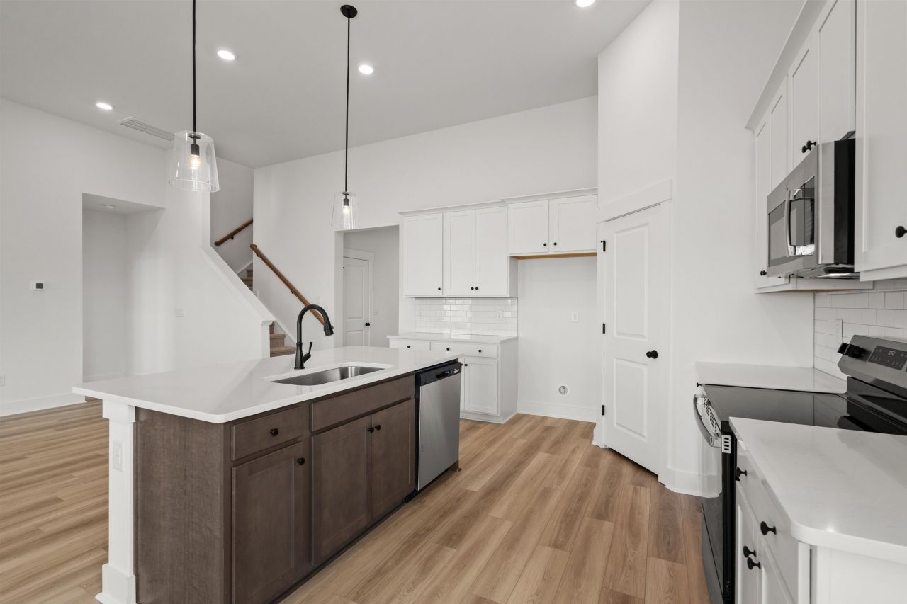 443 Joseph St Photo 12