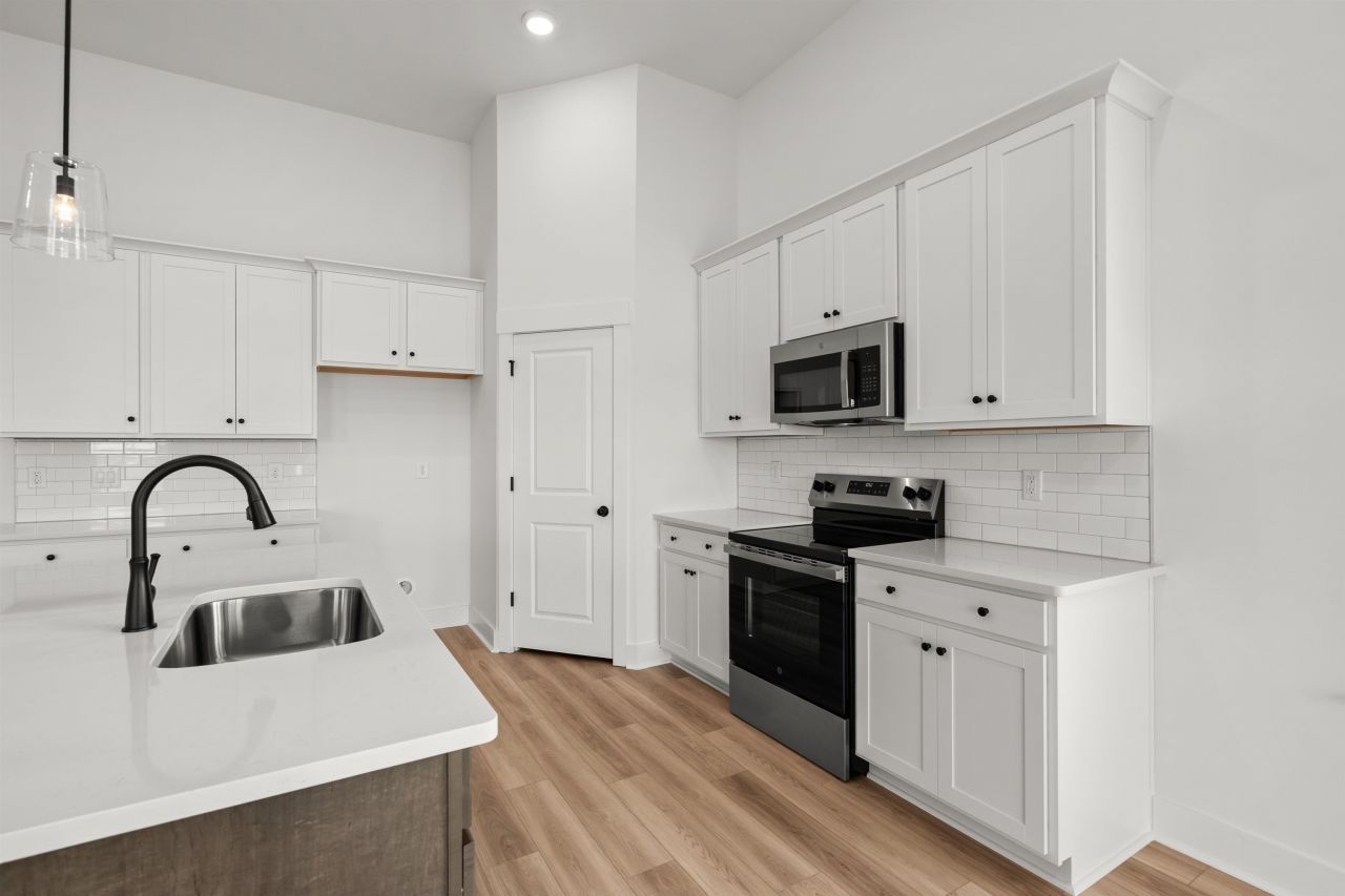 443 Joseph St Photo 13