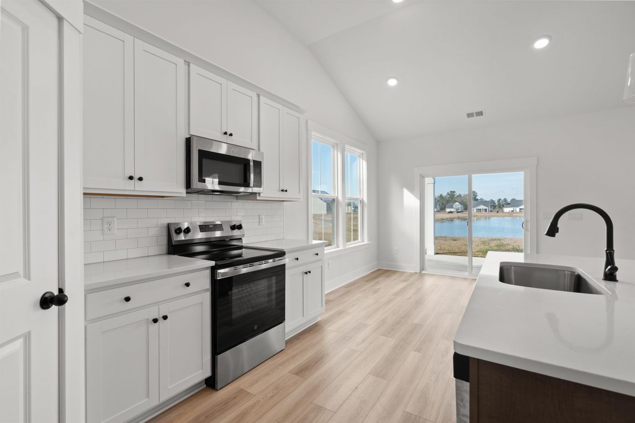 443 Joseph St Photo 16