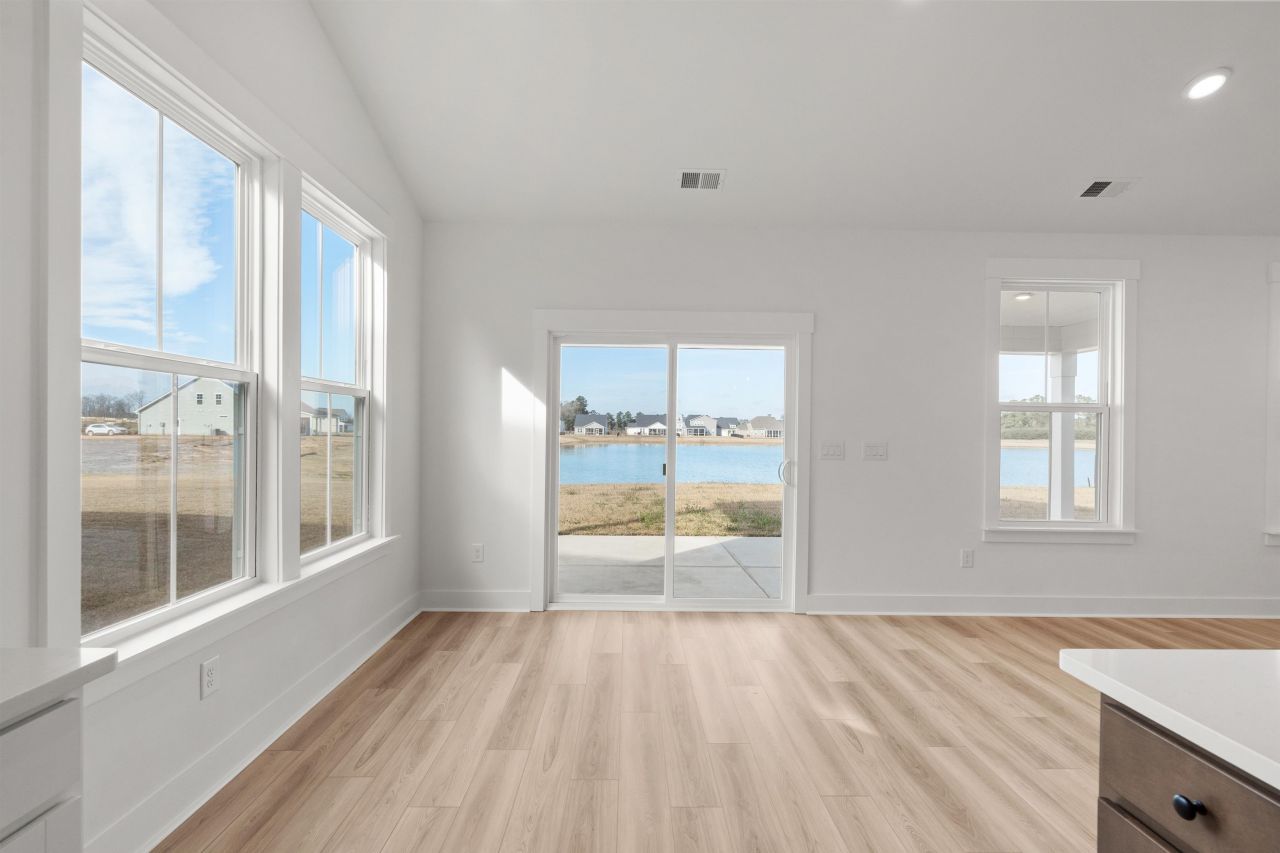 443 Joseph St Photo 19