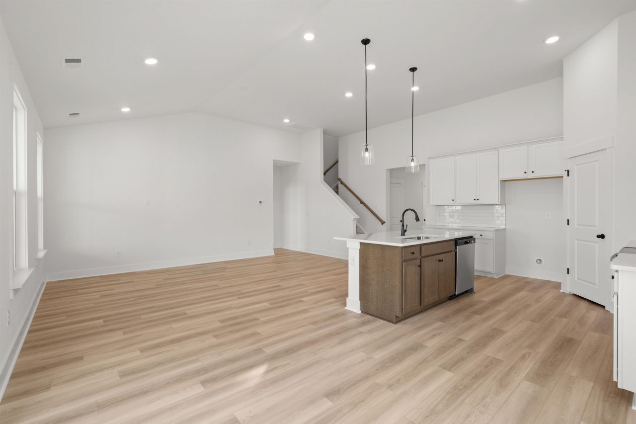 443 Joseph St Photo 20