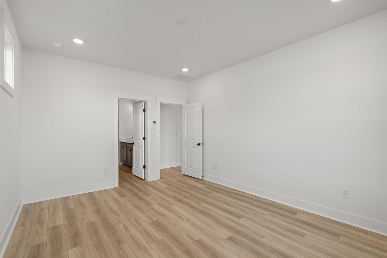 443 Joseph St Photo 22