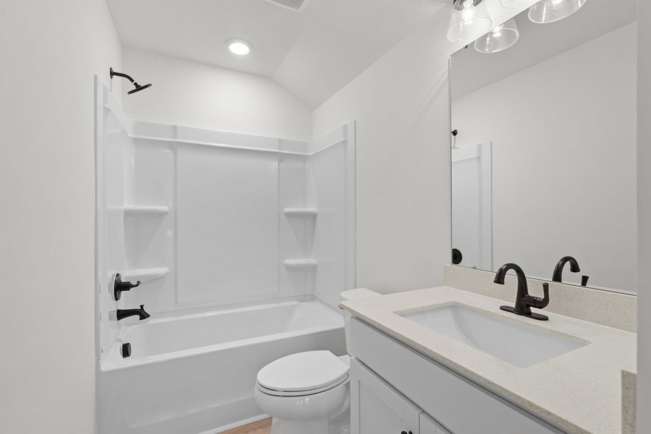 443 Joseph St Photo 31