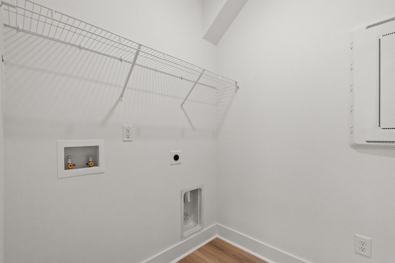 443 Joseph St Photo 32