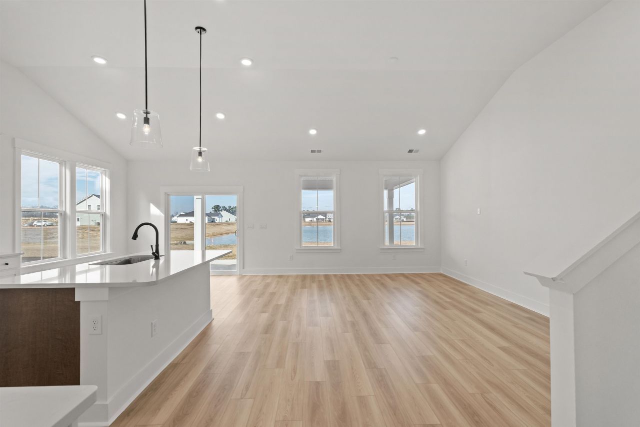 443 Joseph St Photo 7