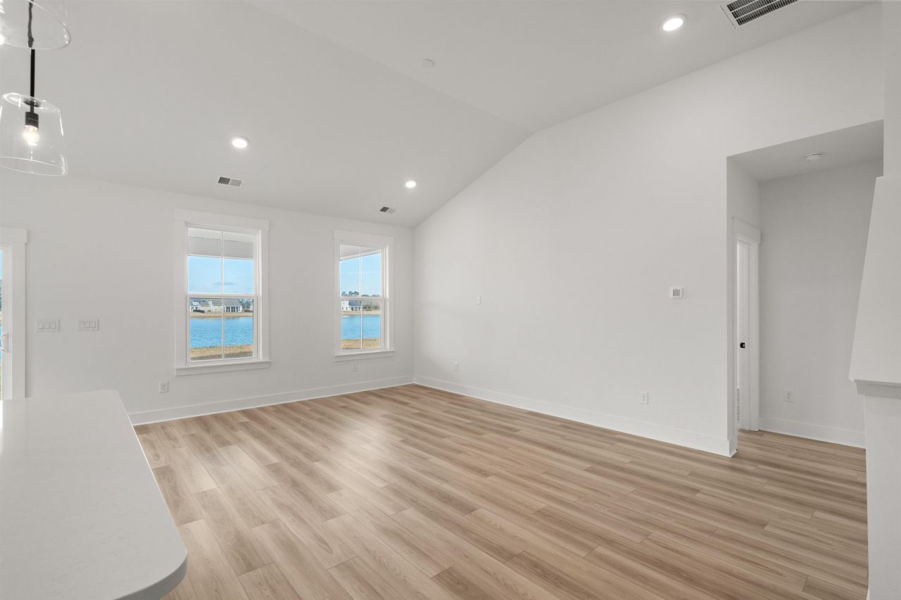 443 Joseph St Photo 8