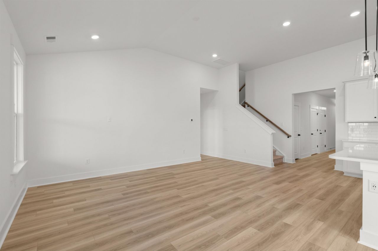 443 Joseph St Photo 9