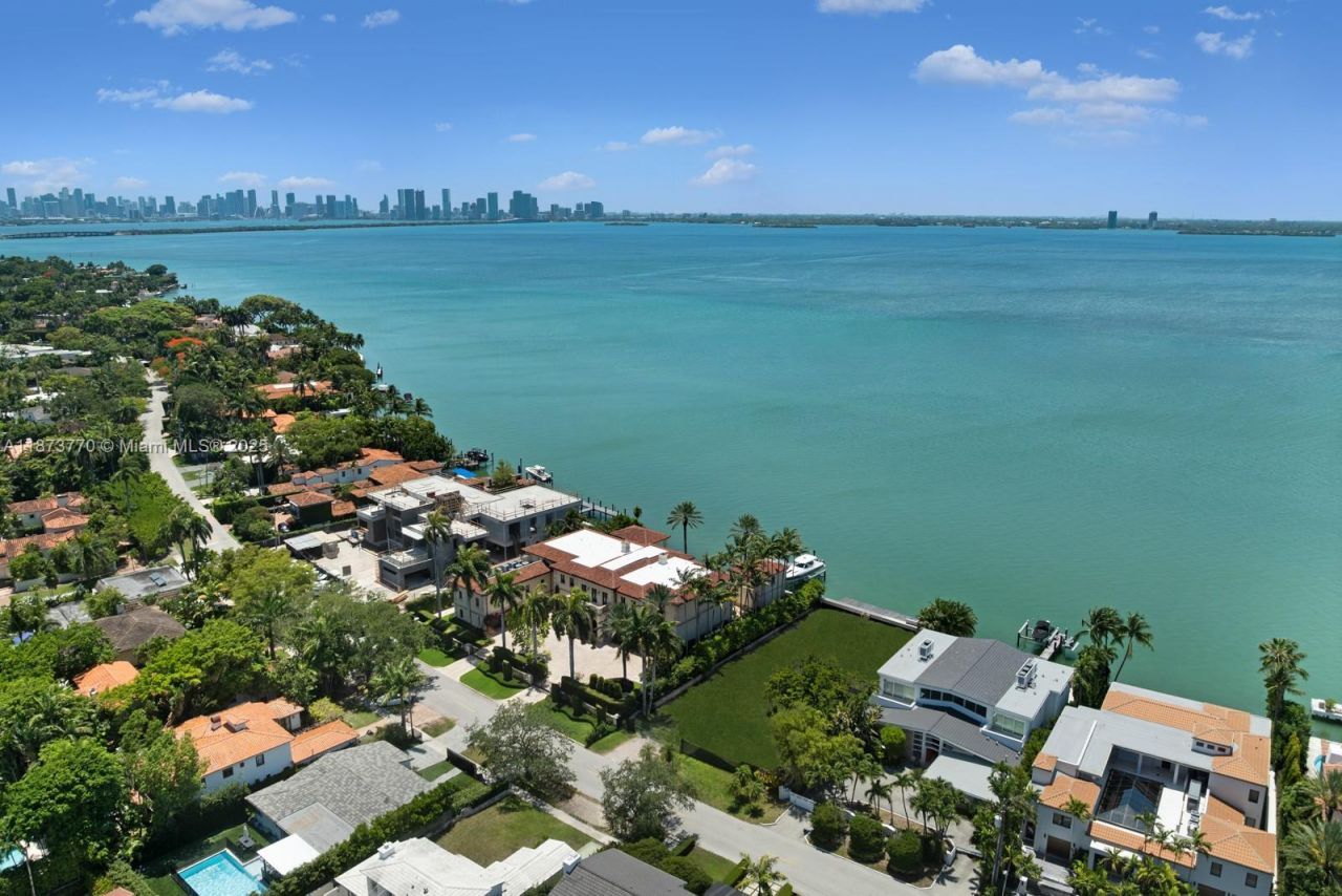 5226 N Bay Rd, Miami Beach, FL 33140 Photo