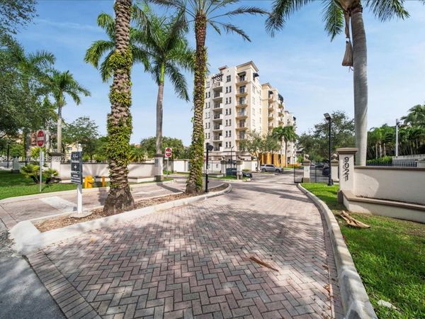 9021 SW 94th St, Unit 310, Miami, FL 33176