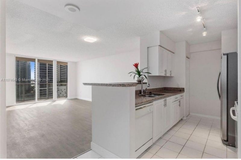 1155 Brickell Bay Dr, Unit 1705, Miami, FL 33131 Photo