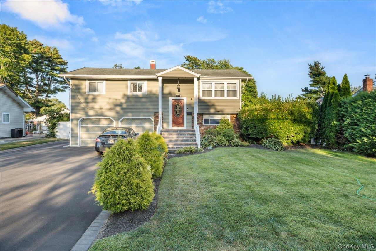 211 Washington Avenue, Brentwood, NY 11717 Main Photo