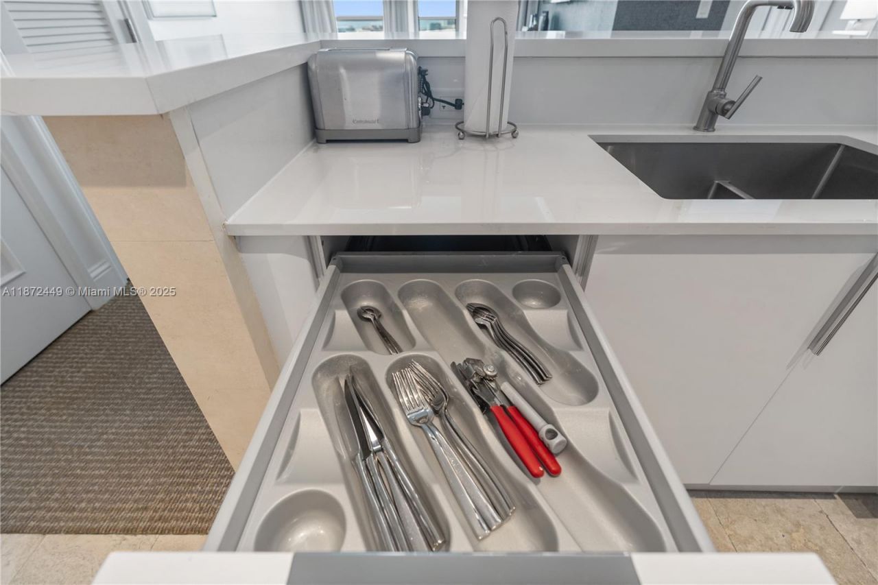 4401 Collins Ave, Unit 2712, Miami Beach, FL 33140 Photo