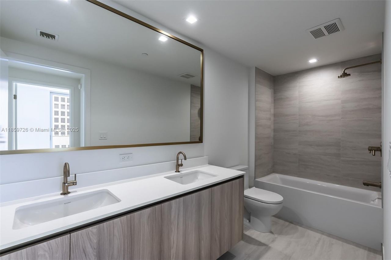 77 SE 5th St, Unit 2410, Miami, FL 33131 Photo