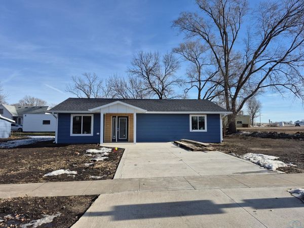 640 S 4th St, Akron, IA 51001