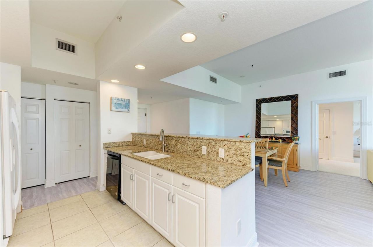 800 N Tamiami Trail, Unit 212, Sarasota, FL 34236 Photo