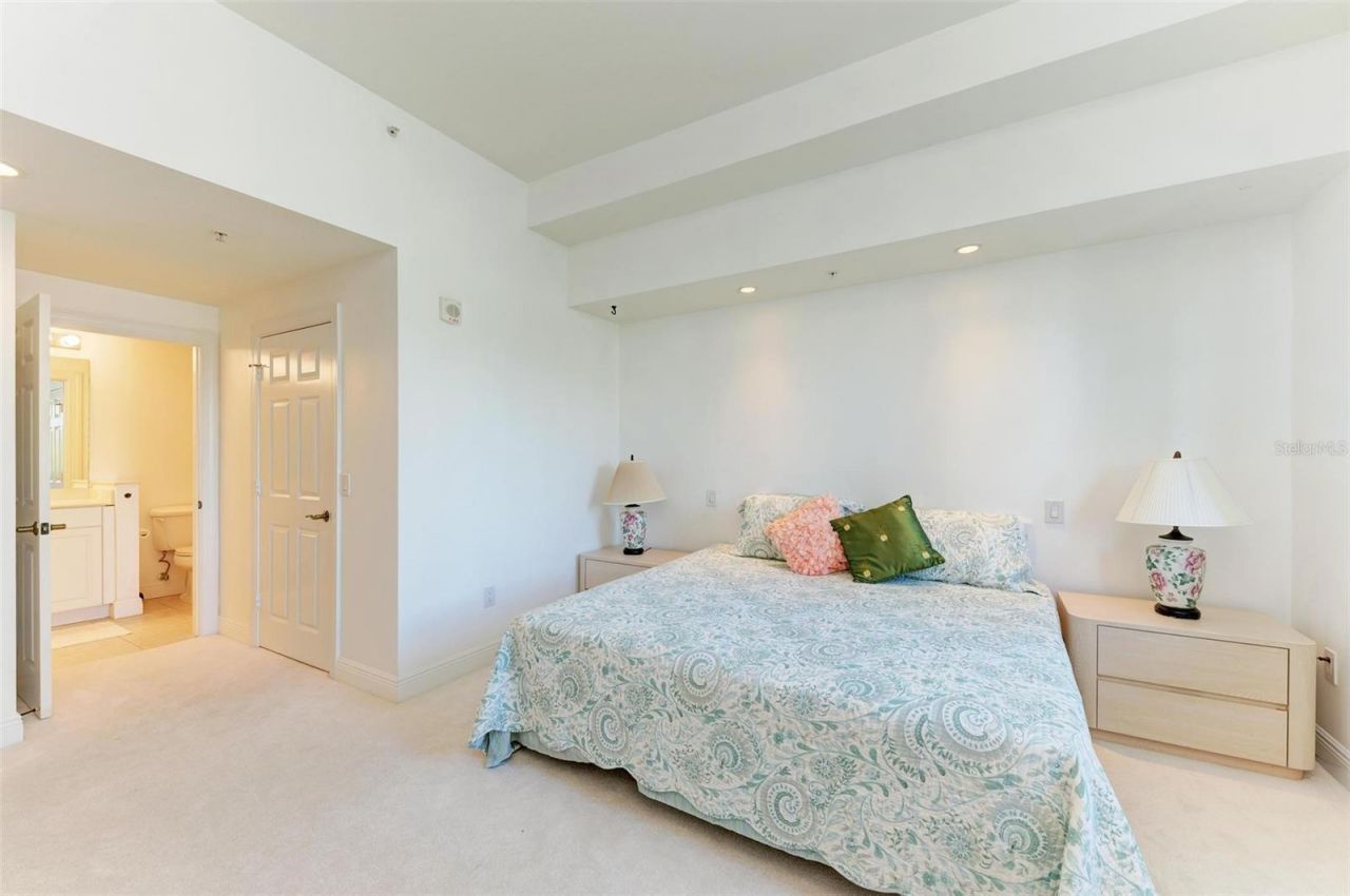 800 N Tamiami Trail, Unit 212, Sarasota, FL 34236 Photo