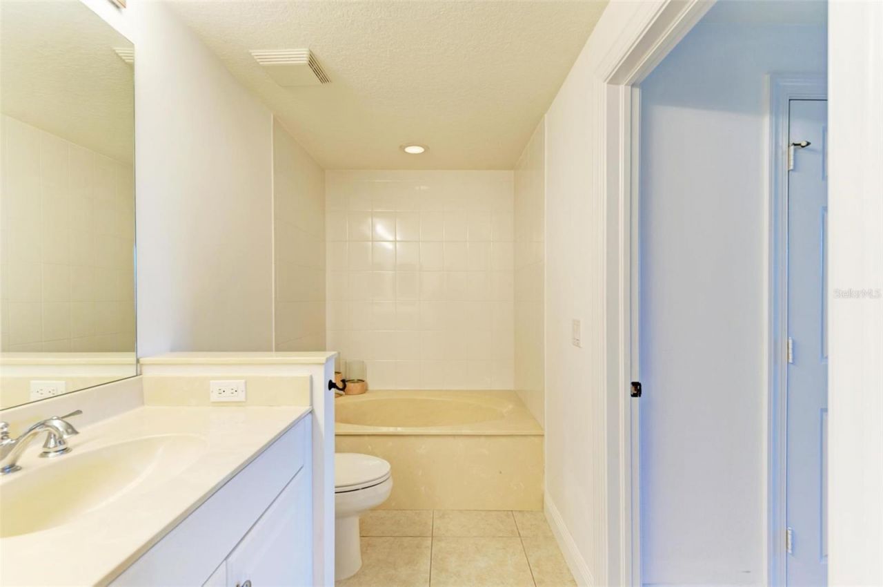 800 N Tamiami Trail, Unit 212, Sarasota, FL 34236 Photo