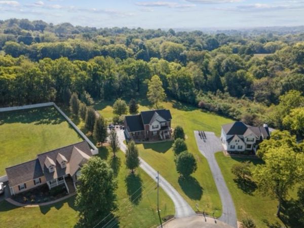 1109 Stonehenge Ct, Columbia, TN 38401