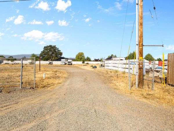 4595 Table Rock Road, Central Point, OR 97502