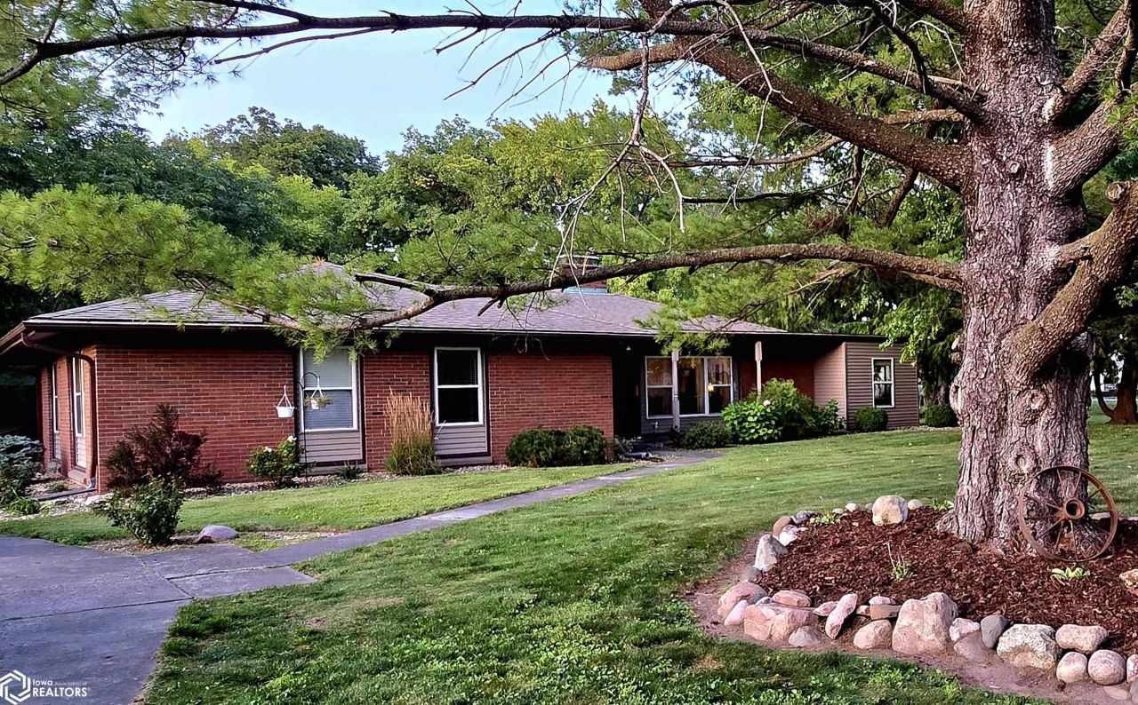 2826 Sunnyside Avenue, Burlington, IA 52601 Main Photo