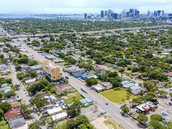 1090 NW 54th St, Miami, FL 33127