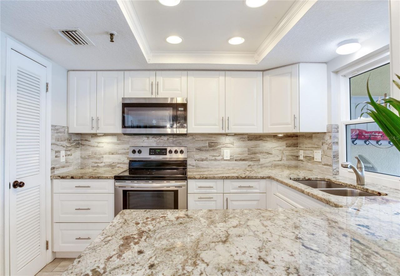 17450 Gulf Boulevard, Unit 206, Redington Shores, FL 33708 Photo