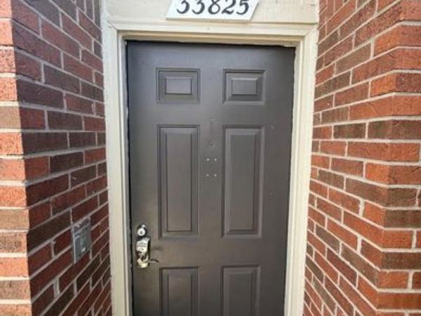 33825 Pondview Circle, Livonia, MI 48152