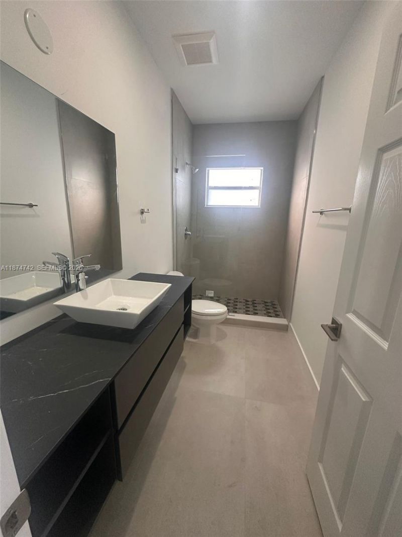 2541 NW 9th St, Fort Lauderdale, FL 33311 Photo