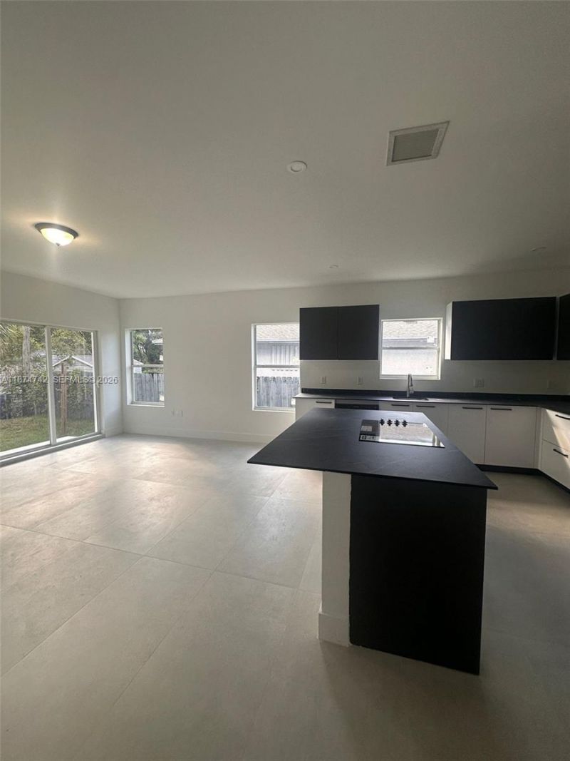 2541 NW 9th St, Fort Lauderdale, FL 33311 Photo