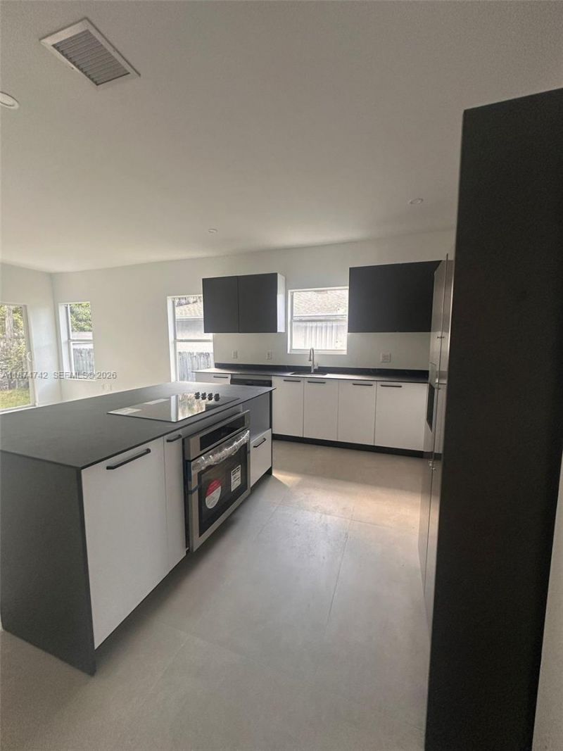 2541 NW 9th St, Fort Lauderdale, FL 33311 Photo